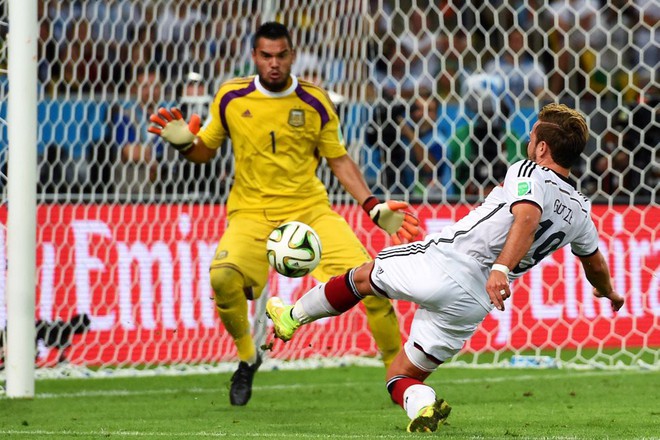 Nhật ký của người ghi bàn mang cúp vàng World Cup về nước Đức (kỳ 2): Từ kẻ phản bội đến người hùng đội tuyển quốc gia - Ảnh 4.