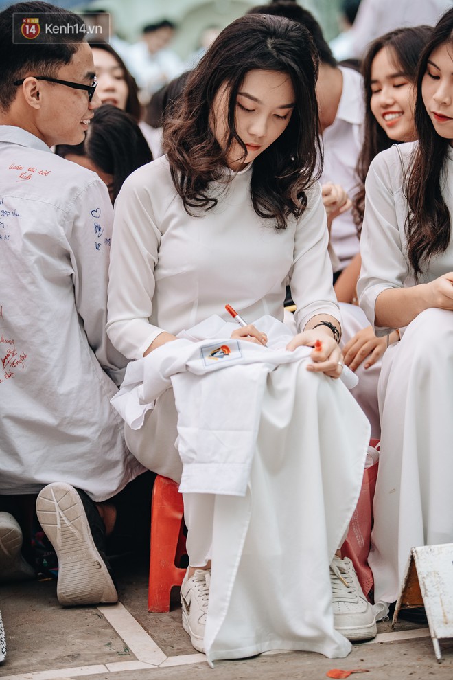 Những khoảnh khắc đẹp nhất mùa bế giảng tại Hà Nội: Dàn nữ sinh khóc lóc bù lu bù loa vẫn giữ được nét xinh xắn đến xao lòng - Ảnh 8.