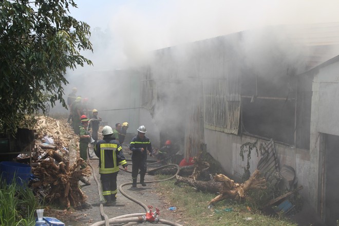 Cháy lớn tại xưởng hương nhang ở Đà Nẵng, nhiều tài sản bị thiêu rụi - Ảnh 2.
