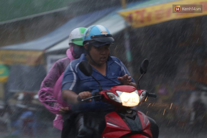 Mưa lớn bất ngờ đổ xuống Sài Gòn, nhiều người phải bật đèn xe lưu thông - Ảnh 5.