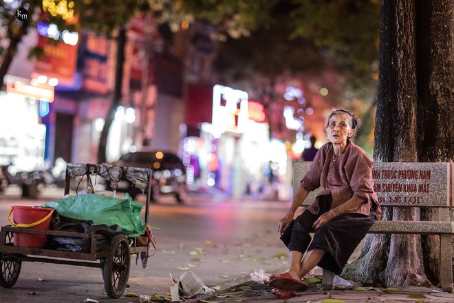 Rơi nước mắt bộ ảnh cụ bà 83 tuổi lưng còng vất vả đi nhặt rác trong đêm để nuôi 2 người cháu ở Bắc Giang - Ảnh 8.