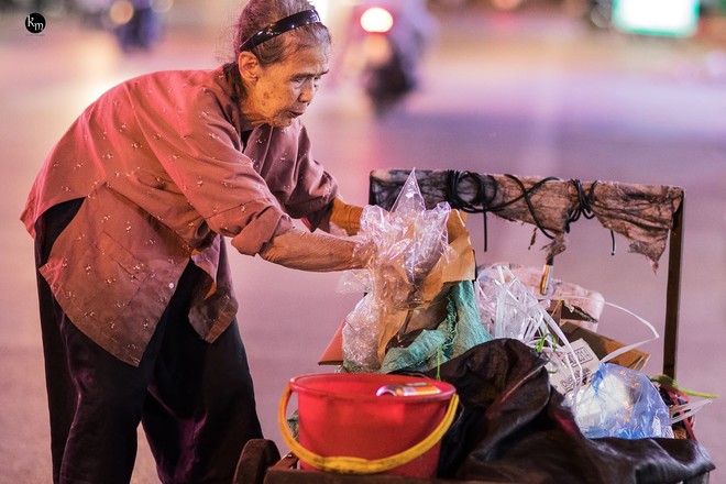 Rơi nước mắt bộ ảnh cụ bà 83 tuổi lưng còng vất vả đi nhặt rác trong đêm để nuôi 2 người cháu ở Bắc Giang - Ảnh 4.