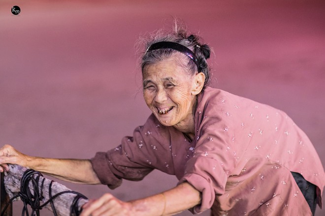Rơi nước mắt bộ ảnh cụ bà 83 tuổi lưng còng vất vả đi nhặt rác trong đêm để nuôi 2 người cháu ở Bắc Giang - Ảnh 10.