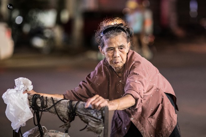 Rơi nước mắt bộ ảnh cụ bà 83 tuổi lưng còng vất vả đi nhặt rác trong đêm để nuôi 2 người cháu ở Bắc Giang - Ảnh 1.