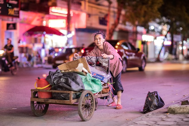 Rơi nước mắt bộ ảnh cụ bà 83 tuổi lưng còng vất vả đi nhặt rác trong đêm để nuôi 2 người cháu ở Bắc Giang - Ảnh 7.