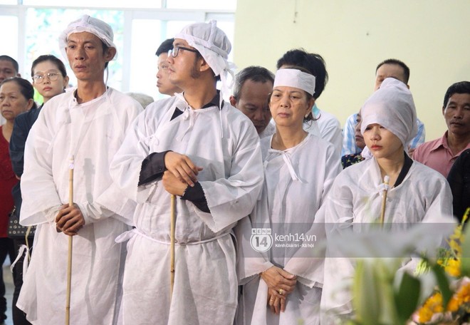 Gia đình, bạn bè đồng nghiệp xúc động bật khóc tiễn biệt cố nghệ sĩ Lê Bình về đất mẹ - Ảnh 1.