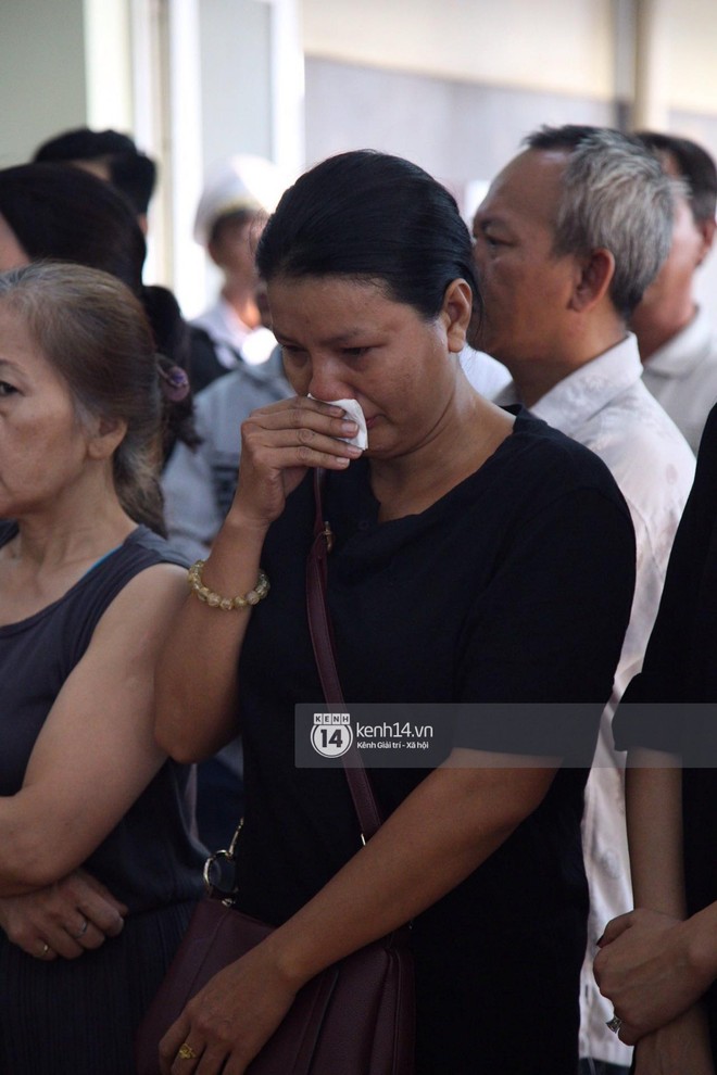 Gia đình, bạn bè đồng nghiệp xúc động bật khóc tiễn biệt cố nghệ sĩ Lê Bình về đất mẹ - Ảnh 5.