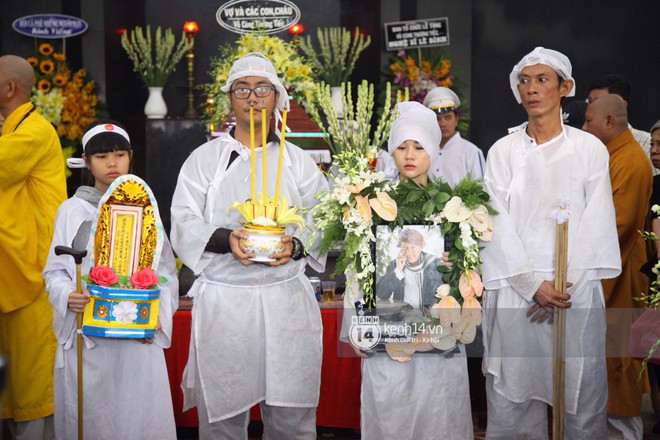 Gia đình, bạn bè đồng nghiệp xúc động bật khóc tiễn biệt cố nghệ sĩ Lê Bình về đất mẹ - Ảnh 9.
