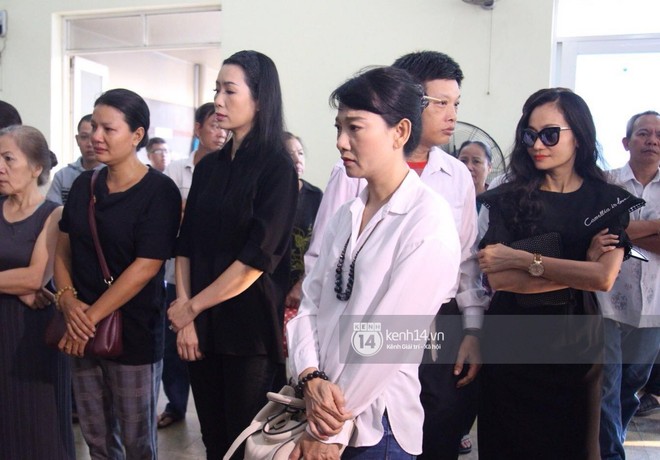 Gia đình, bạn bè đồng nghiệp xúc động bật khóc tiễn biệt cố nghệ sĩ Lê Bình về đất mẹ - Ảnh 7.