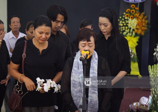 Gia đình, bạn bè đồng nghiệp xúc động bật khóc tiễn biệt cố nghệ sĩ Lê Bình về đất mẹ - Ảnh 8.