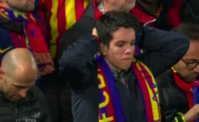 Cảm xúc của CĐV Barca có mặt tại sân Liverpool: người chết lặng, người nhỏ lệ đau đớn - Ảnh 1.