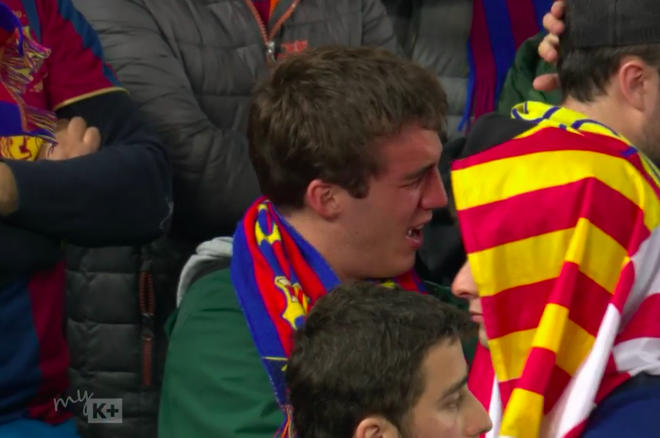 Cảm xúc của CĐV Barca có mặt tại sân Liverpool: người chết lặng, người nhỏ lệ đau đớn - Ảnh 2.