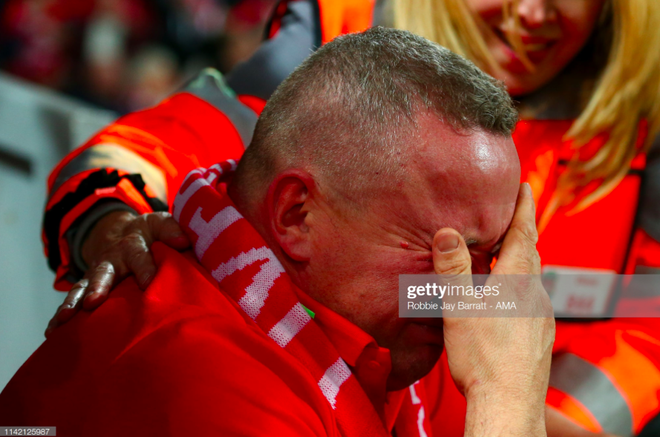 Cảm xúc của CĐV Barca có mặt tại sân Liverpool: người chết lặng, người nhỏ lệ đau đớn - Ảnh 6.
