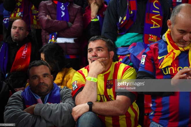 Cảm xúc của CĐV Barca có mặt tại sân Liverpool: người chết lặng, người nhỏ lệ đau đớn - Ảnh 3.