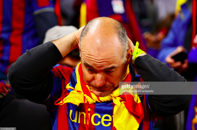 Cảm xúc của CĐV Barca có mặt tại sân Liverpool: người chết lặng, người nhỏ lệ đau đớn - Ảnh 4.