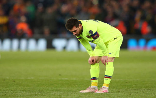 Nhói lòng khoảnh khắc Messi cúi đầu trước niềm vui sướng của hàng vạn fan Liverpool, đau đớn đi vào đường hầm sau thất bại không thể tin nổi - Ảnh 4.