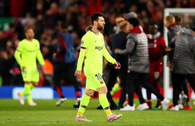 Nhói lòng khoảnh khắc Messi cúi đầu trước niềm vui sướng của hàng vạn fan Liverpool, đau đớn đi vào đường hầm sau thất bại không thể tin nổi - Ảnh 6.
