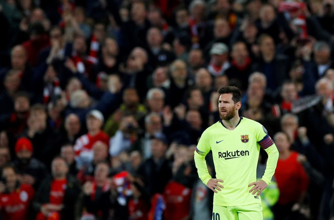 Nhói lòng khoảnh khắc Messi cúi đầu trước niềm vui sướng của hàng vạn fan Liverpool, đau đớn đi vào đường hầm sau thất bại không thể tin nổi - Ảnh 2.