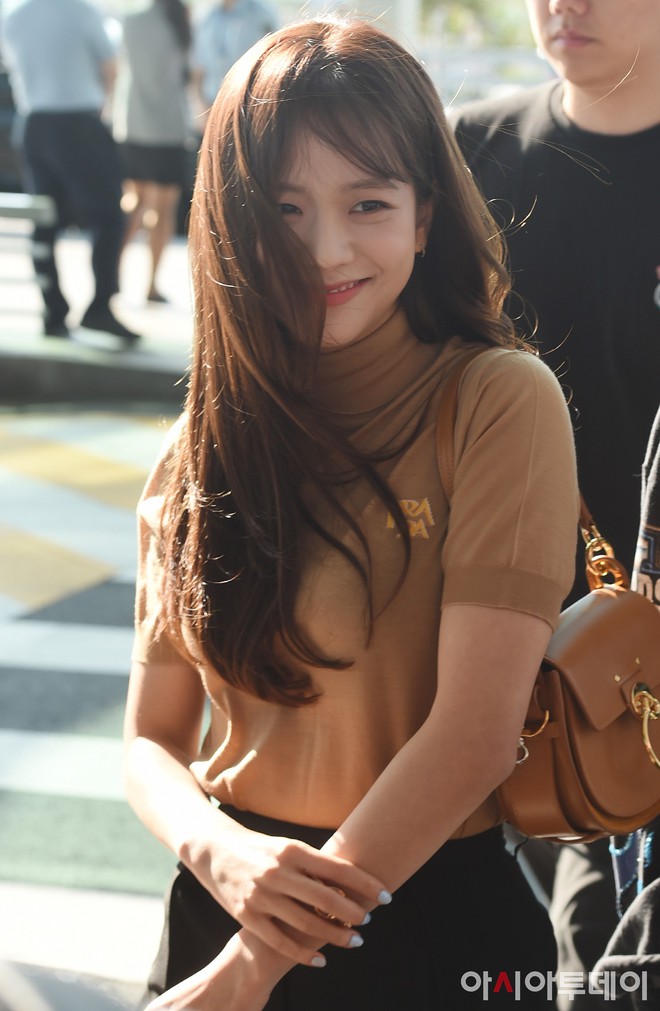 Trời ơi, BLACKPINK lại gây náo loạn sân bay: Jennie và Jisoo xuất thần, vòng eo khó tin của Lisa chiếm trọn spotlight - Ảnh 10. Trời ơi, BLACKPINK lại gây náo loạn sân bay: Jennie và Jisoo xuất thần, vòng eo khó tin của Lisa chiếm trọn spotlight - Ảnh 10.