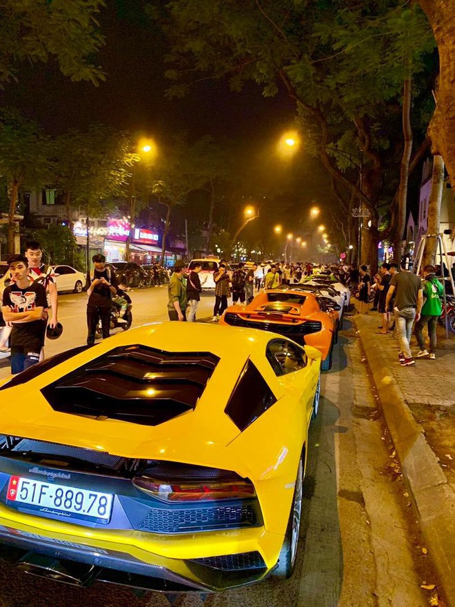 Clip: Dàn siêu xe hơn 300 tỷ rầm rộ tụ họp trên đường phố Hà Nội, Cường Đô La và vợ cũng xuất hiện với chiếc Audi R8V10 - Ảnh 1.