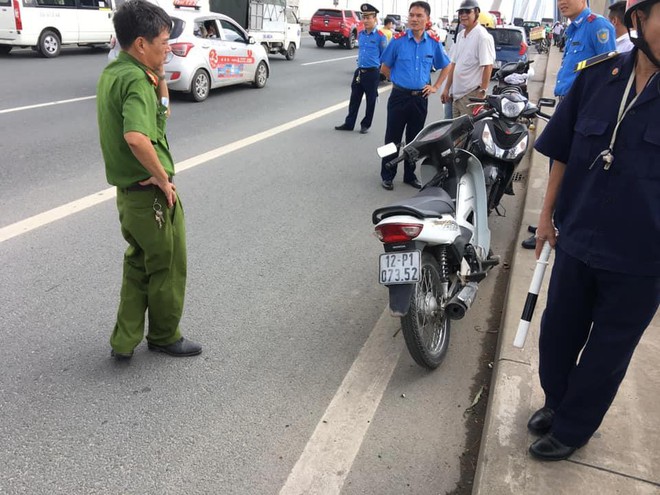 Hà Nội: Nghi vấn nam thanh niên cãi nhau với người yêu rồi nhảy cầu Nhật Tân tự tử, cô gái ngất lịm tại hiện trường - Ảnh 1.