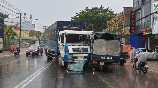 Bảo Lộc: Hai xe tải húc nhau, Quốc lộ 20 bị ách tắc - Ảnh 1.
