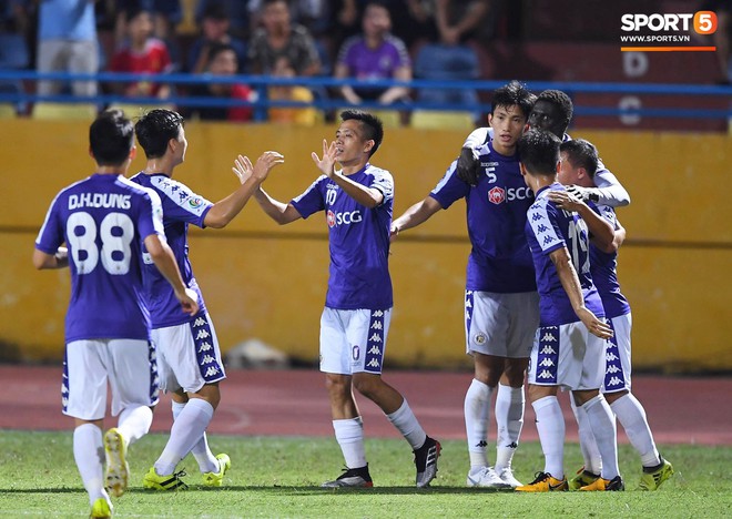 Văn Quyết gia nhập CLB 100 trong ngày Hà Nội FC tạo nên lịch sử ở đấu trường châu lục - Ảnh 8. Văn Quyết gia nhập CLB 100 trong ngày Hà Nội FC tạo nên lịch sử ở đấu trường châu lục - Ảnh 8.