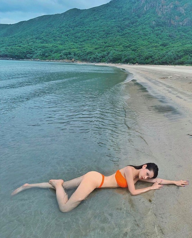 Sao nữ Vbiz và cuộc chiến khoe body mùa hè: Từ Hoa hậu đến ca sĩ ai cũng cực bốc lửa, có người còn thả rông vòng 1 táo bạo! - Ảnh 9. Sao nữ Vbiz và cuộc chiến khoe body mùa hè: Từ Hoa hậu đến ca sĩ ai cũng cực bốc lửa, có người còn thả rông vòng 1 táo bạo! - Ảnh 9.