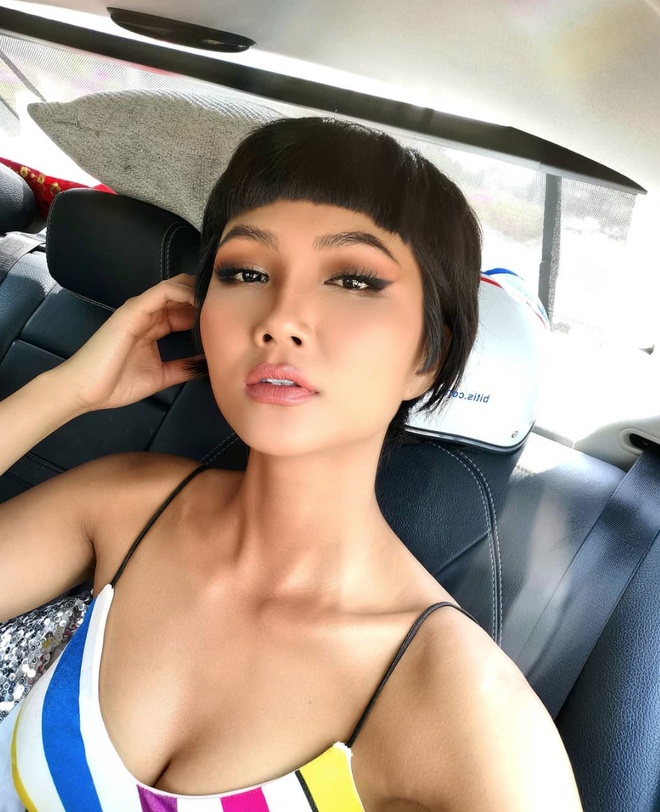 Lâu lắm mới thấy H’Hen Niê diện đầm dạ hội, nhưng vòng 1 o ép “bức người” mới khiến dân tình đổ dồn chú ý! - Ảnh 4. Lâu lắm mới thấy H’Hen Niê diện đầm dạ hội, nhưng vòng 1 o ép “bức người” mới khiến dân tình đổ dồn chú ý! - Ảnh 4.