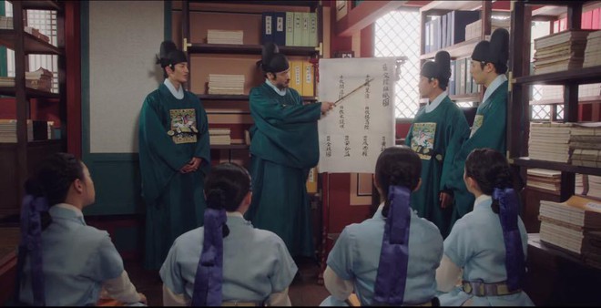 Tân Binh Học Sử Goo Hae Ryung: Bị bắt làm osin, Shin Se Kyung đáp thẳng cây chổi vào mặt Cha Eun Woo - Ảnh 5. Tân Binh Học Sử Goo Hae Ryung: Bị bắt làm osin, Shin Se Kyung đáp thẳng cây chổi vào mặt Cha Eun Woo - Ảnh 5.