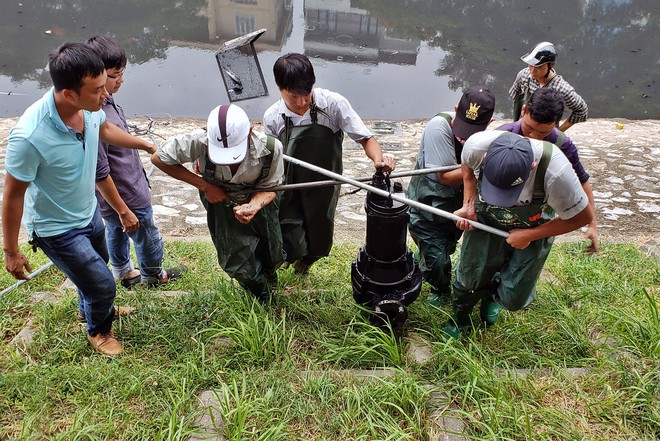 Nhìn lại 2 tháng thăng trầm xử lý sông Tô Lịch: Nước vẫn đen, sông vẫn bẩn - Ảnh 10.