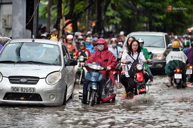 Ảnh: Hà Nội mưa trắng trời, người dân chật vật vượt qua nhiều tuyến đường ngập trong biển nước - Ảnh 12.