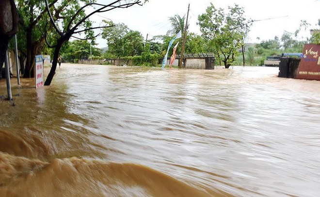 Mưa lớn vỡ kênh, nhiều hộ dân ở Nghệ An bị nhấn chìm trong nước - Ảnh 1.