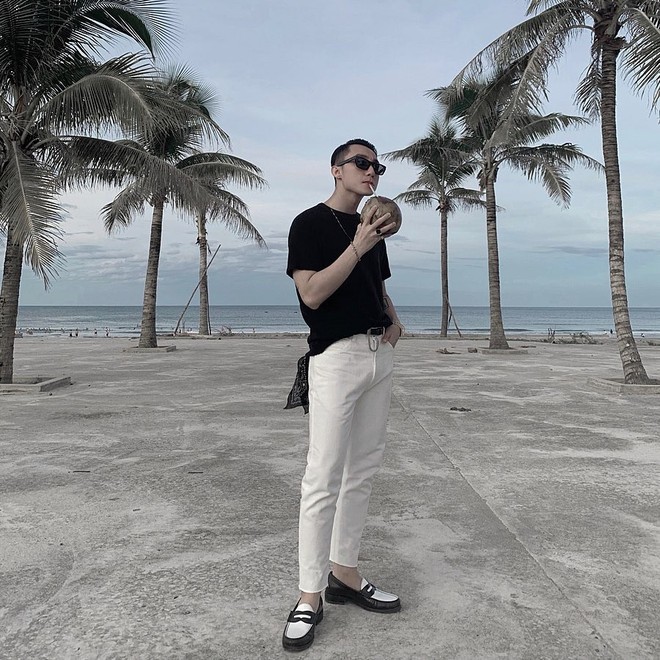 Sơn Tùng M-TP đăng ảnh du lịch Đà Nẵng cực cool ngầu nhưng cái mà fan quan tâm lại là thứ nước bên trong quả dừa mà anh cầm - Ảnh 1.