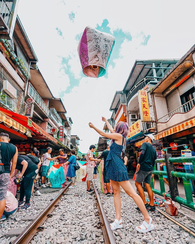 Có gan mới dám ghé 3 con phố đường tàu nổi tiếng khắp châu Á: Xóm Phùng Hưng ở Hà Nội là “đáng sợ” nhất! - Ảnh 22.