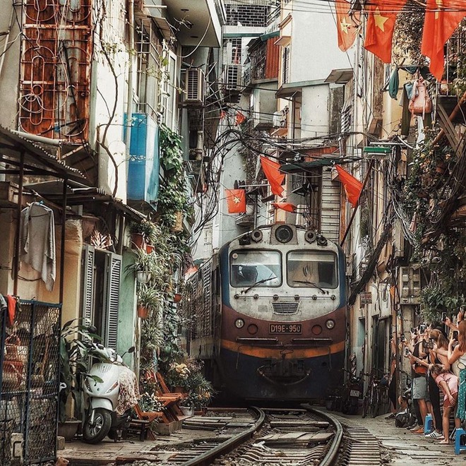 Có gan mới dám ghé 3 con phố đường tàu nổi tiếng khắp châu Á: Xóm Phùng Hưng ở Hà Nội là “đáng sợ” nhất! - Ảnh 11.