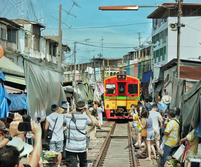 Có gan mới dám ghé 3 con phố đường tàu nổi tiếng khắp châu Á: Xóm Phùng Hưng ở Hà Nội là “đáng sợ” nhất! - Ảnh 17.