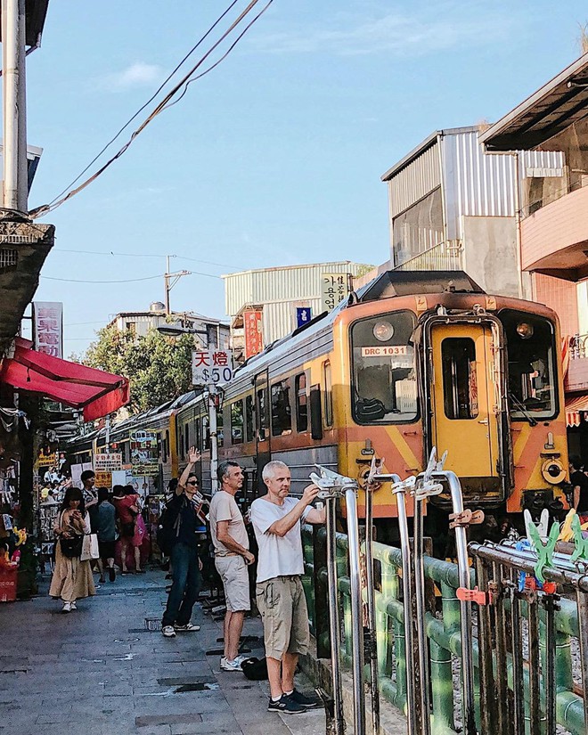 Có gan mới dám ghé 3 con phố đường tàu nổi tiếng khắp châu Á: Xóm Phùng Hưng ở Hà Nội là “đáng sợ” nhất!