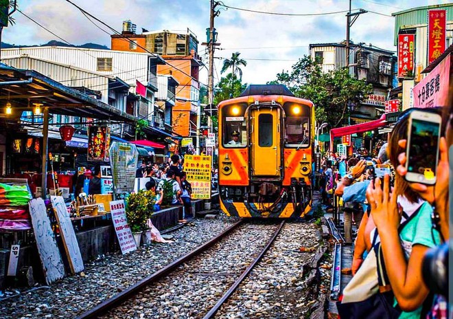 Có gan mới dám ghé 3 con phố đường tàu nổi tiếng khắp châu Á: Xóm Phùng Hưng ở Hà Nội là “đáng sợ” nhất! - Ảnh 25.