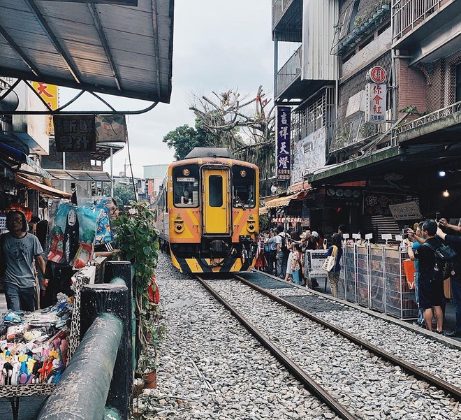 Có gan mới dám ghé 3 con phố đường tàu nổi tiếng khắp châu Á: Xóm Phùng Hưng ở Hà Nội là “đáng sợ” nhất! - Ảnh 27.