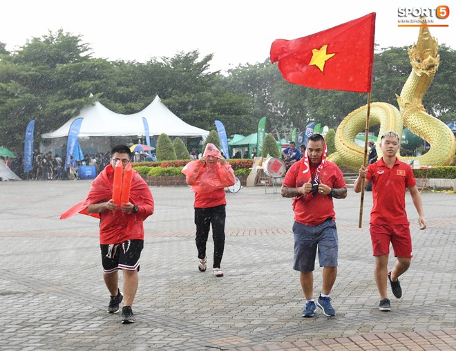 Fan cổ vũ cuồng nhiệt bất chấp mưa lớn trước trận Việt Nam đại chiến Thái Lan - Ảnh 3.