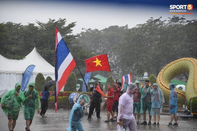 Fan cổ vũ cuồng nhiệt bất chấp mưa lớn trước trận Việt Nam đại chiến Thái Lan - Ảnh 2.