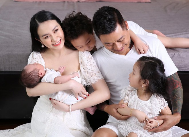 Mừng con trai thứ 3 tròn 1 tháng tuổi, vợ chồng Tuấn Hưng chính thức công khai rõ mặt và tên đầy đủ cực đáng yêu của bé - Ảnh 4. Mừng con trai thứ 3 tròn 1 tháng tuổi, vợ chồng Tuấn Hưng chính thức công khai rõ mặt và tên đầy đủ cực đáng yêu của bé - Ảnh 4.