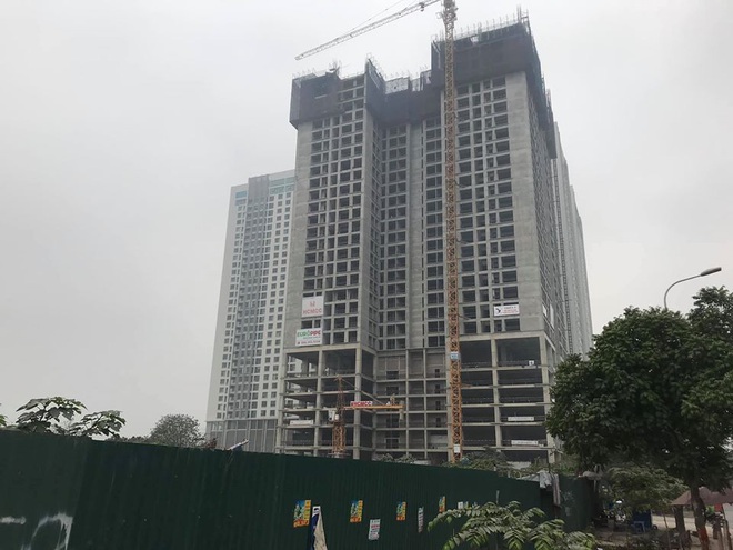 Hà Nội: Kinh hoàng cần cẩu tháp nặng hàng chục nghìn tấn treo lơ lửng trên cao bất ngờ đổ sập khi đang được tháo dỡ - Ảnh 1. Hà Nội: Kinh hoàng cần cẩu tháp nặng hàng chục nghìn tấn treo lơ lửng trên cao bất ngờ đổ sập khi đang được tháo dỡ - Ảnh 1.