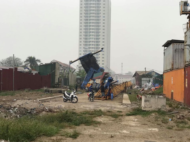 Hà Nội: Kinh hoàng cần cẩu tháp nặng hàng chục nghìn tấn treo lơ lửng trên cao bất ngờ đổ sập khi đang được tháo dỡ - Ảnh 2. Hà Nội: Kinh hoàng cần cẩu tháp nặng hàng chục nghìn tấn treo lơ lửng trên cao bất ngờ đổ sập khi đang được tháo dỡ - Ảnh 2.