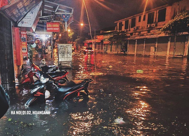 Ác mộng nước ngập đêm 30 Tết: Nước đục ngàu tràn vào nhà, đêm giao thừa bì bõm lội nước chờ đón pháo hoa - Ảnh 7.