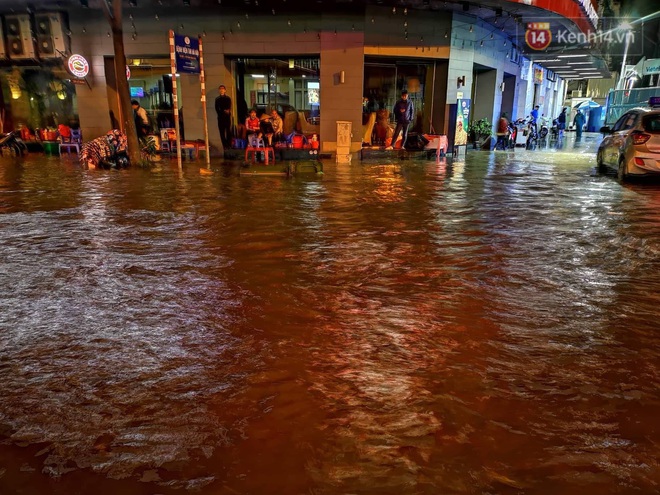 Ác mộng nước ngập đêm 30 Tết: Nước đục ngàu tràn vào nhà, đêm giao thừa bì bõm lội nước chờ đón pháo hoa - Ảnh 9.