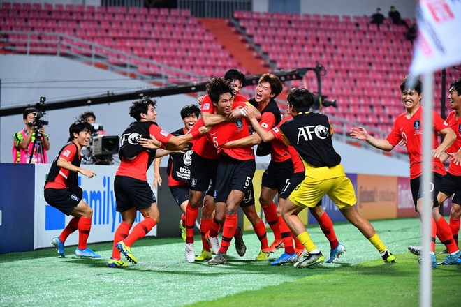 Dàn hot boy Hàn Quốc vỡ òa hạnh phúc khi nâng cao chiếc cúp vô địch U23 châu Á 2020  - Ảnh 1.