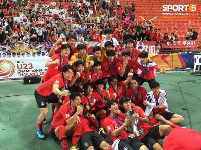 Dàn hot boy Hàn Quốc vỡ òa hạnh phúc khi nâng cao chiếc cúp vô địch U23 châu Á 2020  - Ảnh 7.