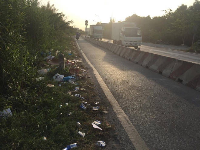 TP.HCM: Xe đầu kéo tông dải phân cách bê tông văng trúng nam thanh niên khiến người này chết tại chỗ khi đang đi giao hàng Tết - Ảnh 1.